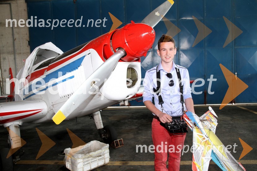 Nik Oblak, tekmovalec v oddaji Slovenija ima talent &nbsp;Sprejem za Matjaža Lenarčiča ob prejemu nagrade Svetovni pilot leta 2013