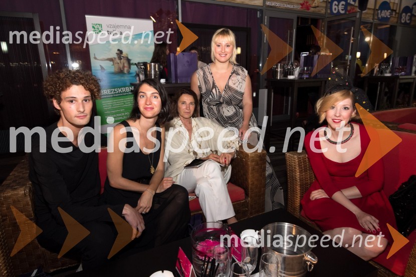 Helena Ajdnik, piarovka, v družbi ekipe italijanske kreatorke Marte
Ferri in ustvarjalke portala Bollecine di Stile - Tjaše Dornik (desno)Fashion Loves Party