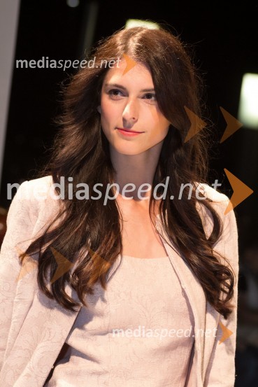 Manekenka, predstavitev kolekcije italijanske oblikovalke Marte Ferri za poletje 2013Fashion Loves Party