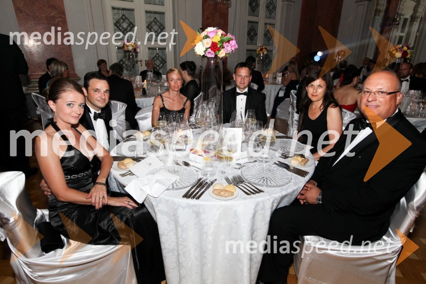 Polona Ferjančič; soprog Danilo Ferjančič, generalni direktor Porsche Slovenija d.o.o.; Mirjam Bolta; soprog Franci Bolta, direktor znamke Audi pri podjetju Porsche Slovenija d.o.o.; Maja Klančnik; soprog Iztok Klančnik, direktor HP SlovenijaAnin ples 2013