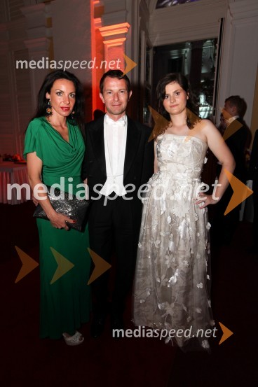 Tijana Orešič, dr. med. specialistka dermatologije; soprog Tomaž Orešič, EFT Group; Maja KrižanAnin ples 2013