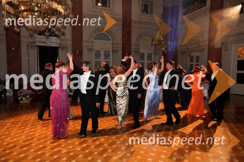 Otvoritvni ples: Slavnostna četvorkaAnin ples 2013