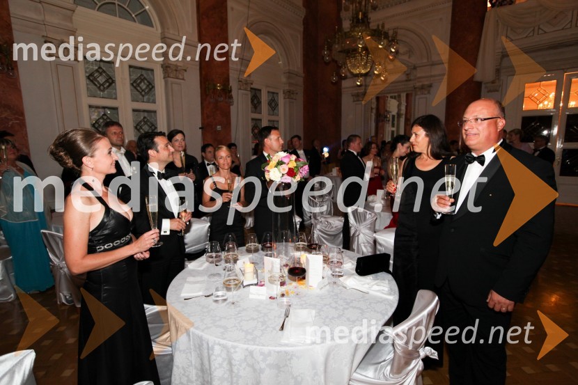 Polona Ferjančič; soprog Danilo Ferjančič, generalni direktor Porsche Slovenija d.o.o.; Mirjam Bolta; soprog Franci Bolta, direktor znamke Audi pri podjetju Porsche Slovenija d.o.o.; Maja Klančnik; soprog Iztok Klančnik, direktor HP SlovenijaAnin ples 2013