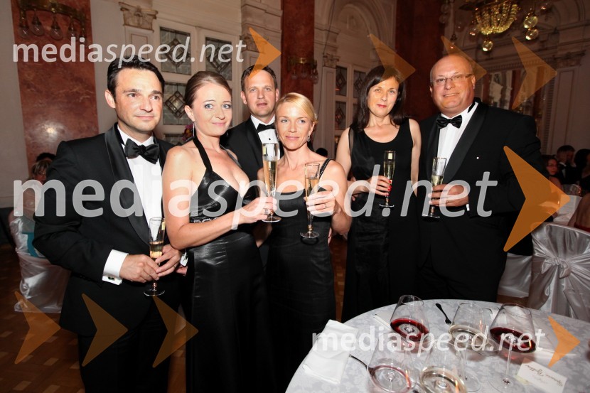 Danilo Ferjančič, generalni direktor Porsche Slovenija d.o.o.; soproga Polona Ferjančič; Franci Bolta, direktor znamke Audi pri podjetju Porsche Slovenija d.o.o.; soproga Mirjam Bolta; Maja Klančnik; soprog Iztok Klančnik, direktor HP SlovenijaAnin ples 2013