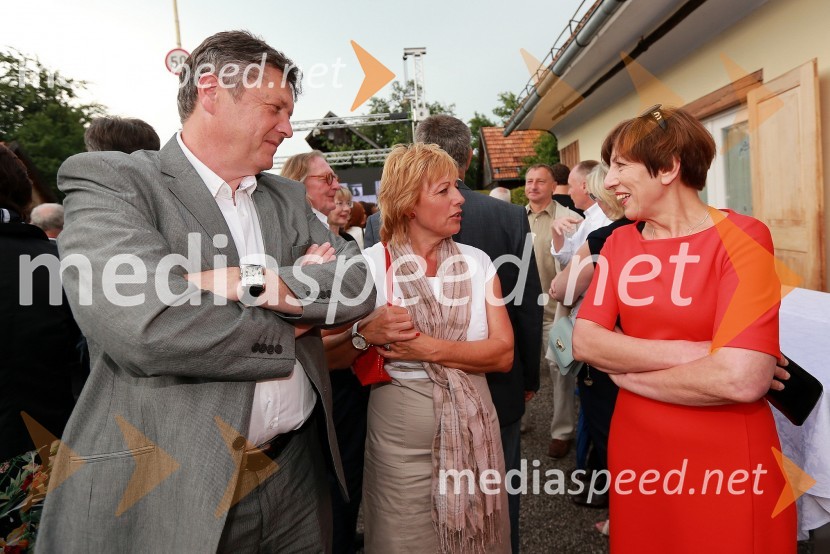 Mitja Ferenc, član skupine Prifarski muzikanti; Rosvita Pesek, novinarka; Viktorija Potočnik, direktorica Pionirskega domaJanez Škrabec srečal Abrahama