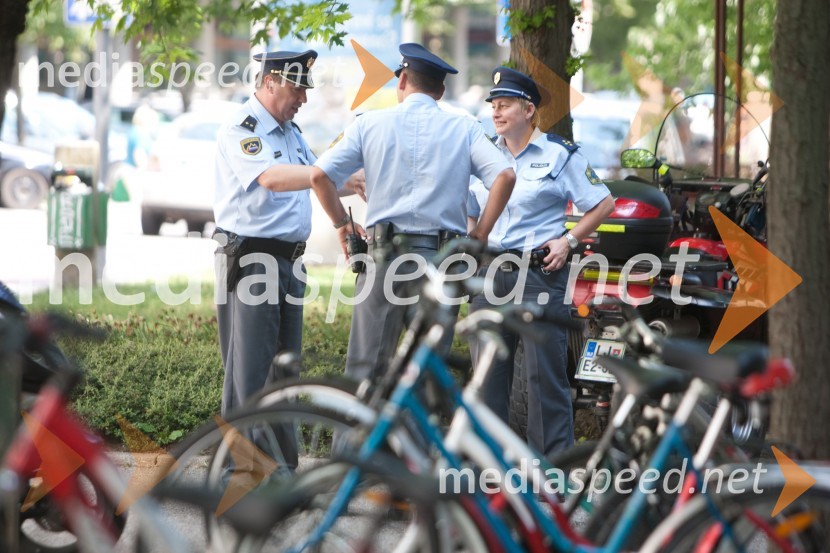 PolicistiBojan Traven in Uroš Slak, novinarska konferenca ob ukinitvi oddaje Pogledi Slovenije
