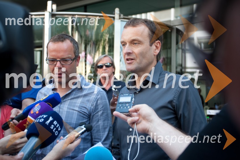 Bojan Traven, voditelj; Uroš Slak, voditeljBojan Traven in Uroš Slak, novinarska konferenca ob ukinitvi oddaje Pogledi Slovenije