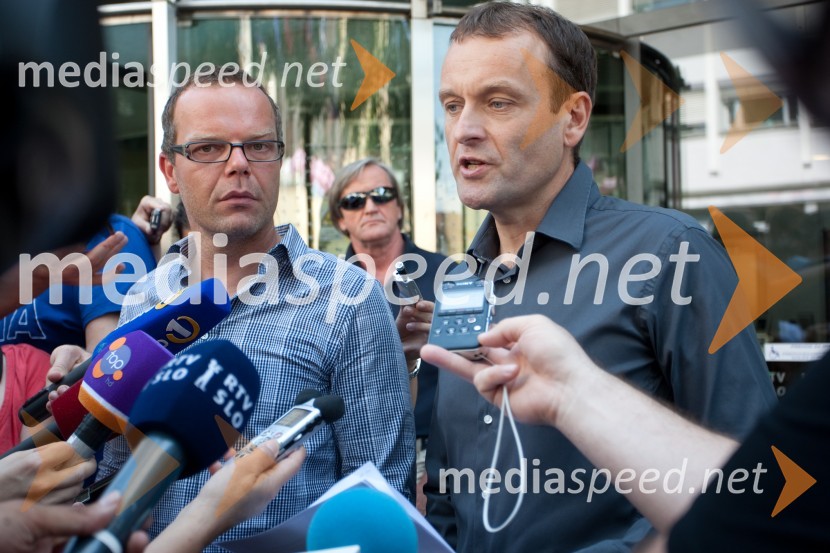 Bojan Traven, voditelj; Uroš Slak, voditeljBojan Traven in Uroš Slak, novinarska konferenca ob ukinitvi oddaje Pogledi Slovenije