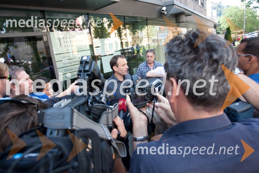 Bojan Traven in Uroš Slak, novinarska konferenca ob ukinitvi oddaje Pogledi Slovenije