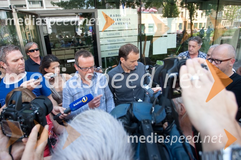 Bojan Traven, voditelj; Uroš Slak, voditeljBojan Traven in Uroš Slak, novinarska konferenca ob ukinitvi oddaje Pogledi Slovenije