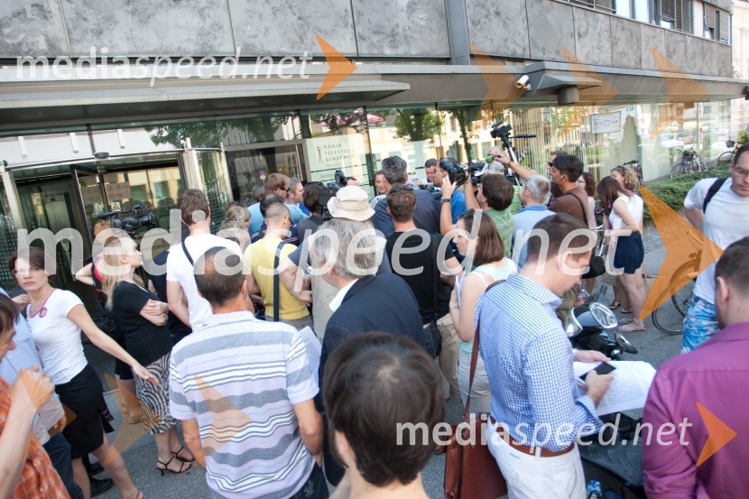 Novinarska konferencaBojan Traven in Uroš Slak, novinarska konferenca ob ukinitvi oddaje Pogledi Slovenije