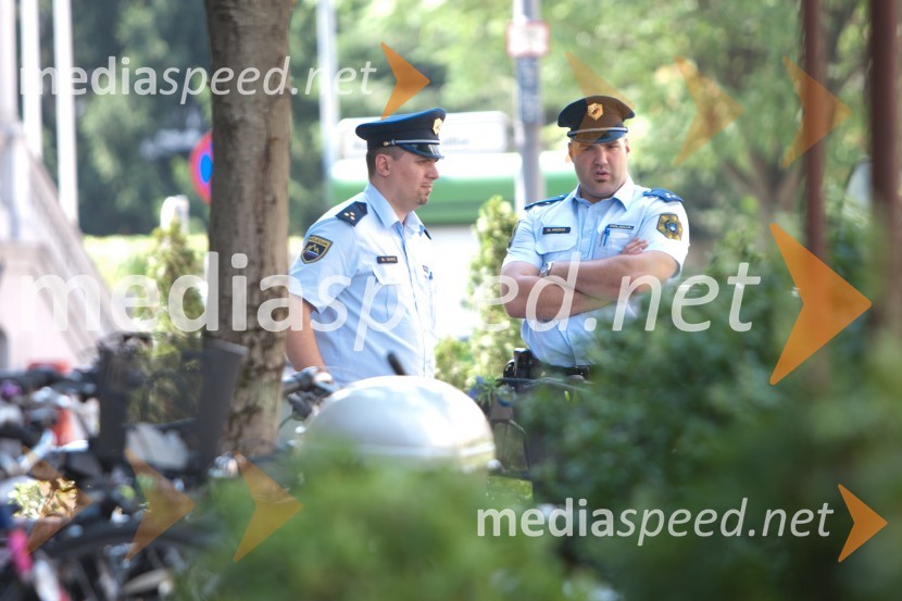 PolicistiBojan Traven in Uroš Slak, novinarska konferenca ob ukinitvi oddaje Pogledi Slovenije