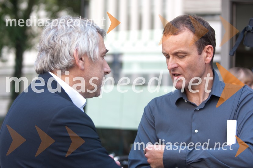 Vladimir Vodušek, novinar; Uroš Slak, voditeljBojan Traven in Uroš Slak, novinarska konferenca ob ukinitvi oddaje Pogledi Slovenije