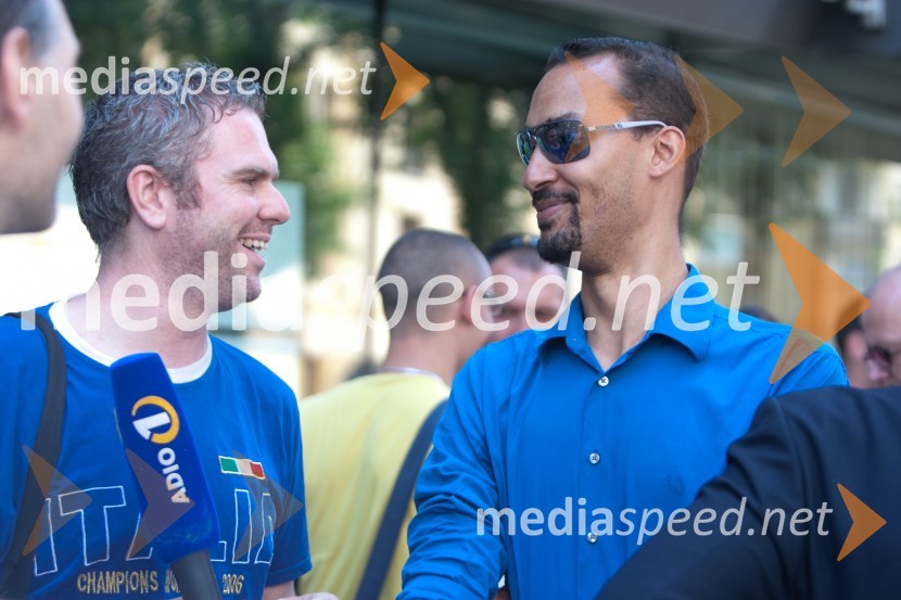 Miha Deželak, novinar; Seku Mady Conde, novinarBojan Traven in Uroš Slak, novinarska konferenca ob ukinitvi oddaje Pogledi Slovenije