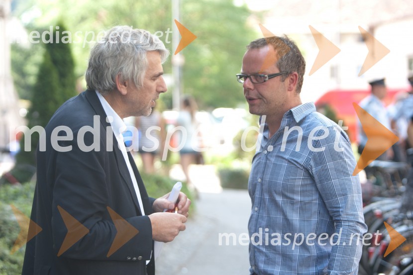 Vladimir Vodušek, novinar; Bojan Traven, voditeljBojan Traven in Uroš Slak, novinarska konferenca ob ukinitvi oddaje Pogledi Slovenije