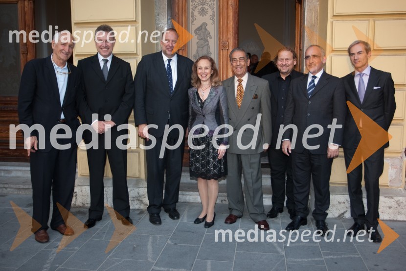 Miloš Budin, predsednik tržaškega gledališča Il Rossetti;Edi Kraus, načelnik za gospodarstvo in razvoj na občini Trst; Roberto Cosolini, župan občine Trst; Rossella Franchini Sherifis, veleposlanica Italije v Sloveniji s soprogom; Darko Brlek, direktor Festivalja Ljubljana; Antonio Tasca, direktor Fundacije Opere Giuseppe Verdi iz Trsta, Paolo Rodda, umetniški direktor Fundacije Opere Giuseppe
Verdi iz TrstaStabat Mater v izvedbi Fundacije Opere Giuseppe Verdi iz Trsta, Festival Ljubljana 2013