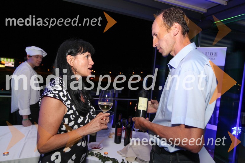 Mag. Helena Cvikl, direktorica Višje strokovne šole za gostinstvo in turizem v Mariboru; Alojz Gaube, Vina Gaube20. mednarodna konferenca Eurhodip, sprejem v hotelu City