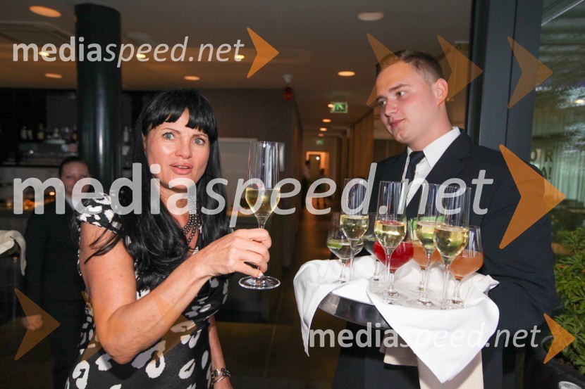 Mag. Helena Cvikl, direktorica Višje strokovne šole za gostinstvo in turizem v Mariboru; študent&nbsp;Višje strokovne šole za gostinstvo in turizem v Mariboru20. mednarodna konferenca Eurhodip, sprejem v hotelu City