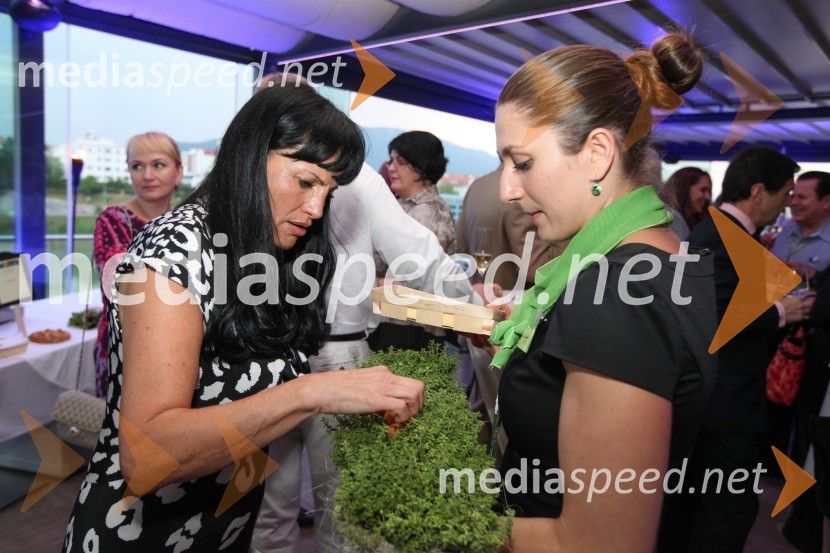 Mag. Helena Cvikl, direktorica Višje strokovne šole za gostinstvo in turizem v Mariboru;&nbsp;Lidija Šijanec, Višja strokovna šola za gostinstvo in turizem Maribor20. mednarodna konferenca Eurhodip, sprejem v hotelu City