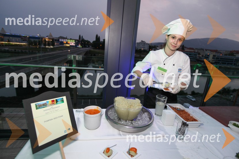 Maja Dobnik, študentka Višje strokovne šole za gostinstvo in turizem v Mariboru20. mednarodna konferenca Eurhodip, sprejem v hotelu City