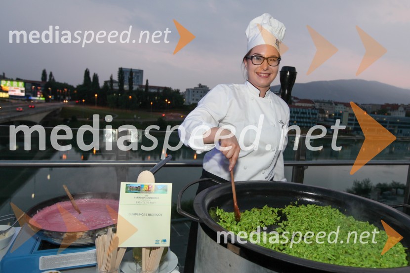 Tinca Vomer, študentka&nbsp;Višje strokovne šole za gostinstvo in turizem v Mariboru20. mednarodna konferenca Eurhodip, sprejem v hotelu City