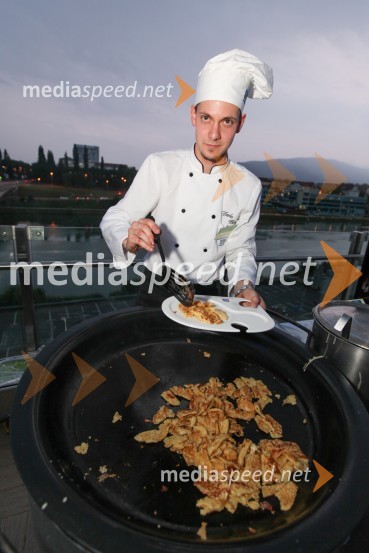 Študent&nbsp;Višje strokovne šole za gostinstvo in turizem v Mariboru20. mednarodna konferenca Eurhodip, sprejem v hotelu City