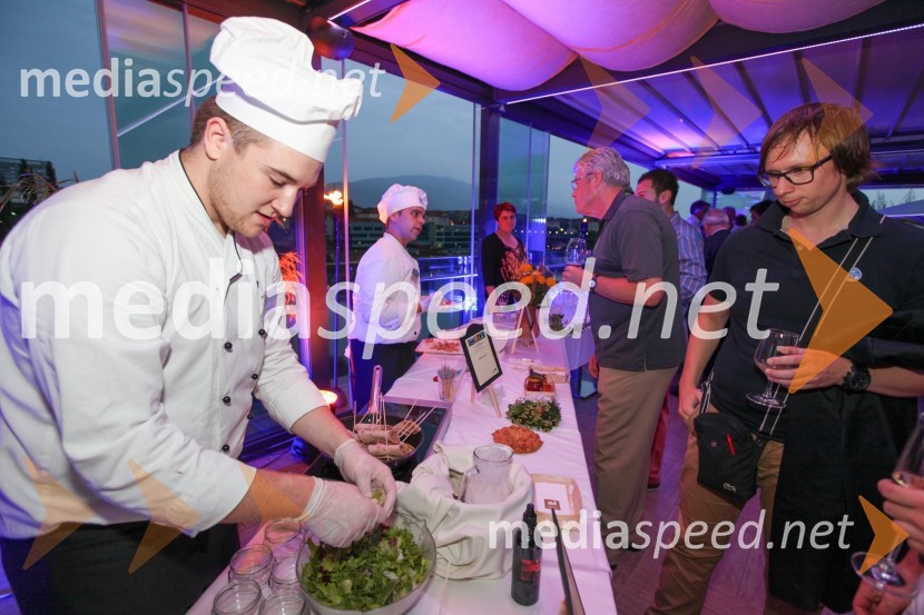 Študent&nbsp;Višje strokovne šole za gostinstvo in turizem v Mariboru; ...20. mednarodna konferenca Eurhodip, sprejem v hotelu City