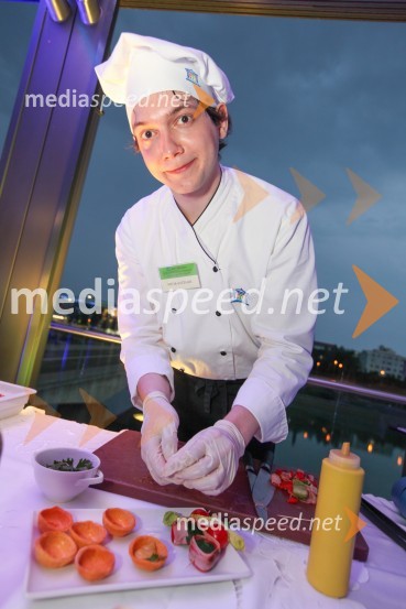 Mitja Kočevar, študent&nbsp;Višje strokovne šole za gostinstvo in turizem v Mariboru20. mednarodna konferenca Eurhodip, sprejem v hotelu City