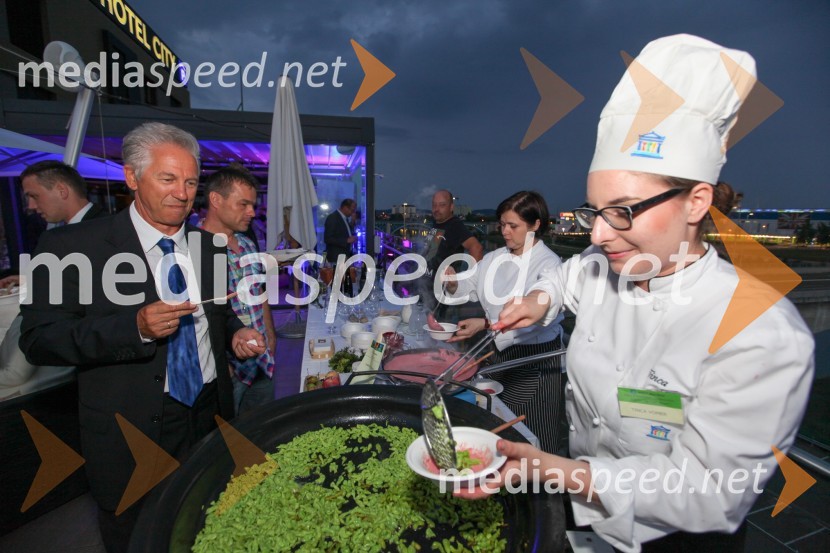 ...; Tinca Vomer, študentka&nbsp;Višje strokovne šole za gostinstvo in turizem v Mariboru20. mednarodna konferenca Eurhodip, sprejem v hotelu City