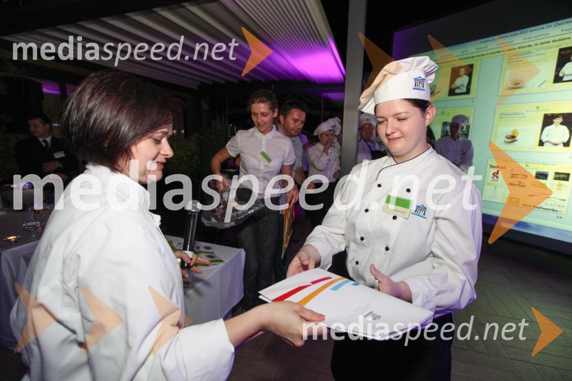 Mojca Polak, predavateljica Višje strokovne šole za gostinstvo in turizem v Mariboru;&nbsp;Tanja Hrastovec,&nbsp;študentka Višje strokovne šole za gostinstvo in turizem v Mariboru20. mednarodna konferenca Eurhodip, sprejem v hotelu City