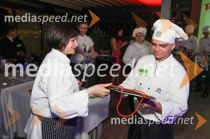 Mojca Polak, predavateljica Višje strokovne šole za gostinstvo in turizem v Mariboru; Tomaž Ferk,&nbsp;študent Višje strokovne šole za gostinstvo in turizem v Mariboru20. mednarodna konferenca Eurhodip, sprejem v hotelu City