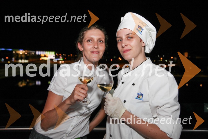 Študentki Višje strokovne šole za gostinstvo in turizem v Mariboru20. mednarodna konferenca Eurhodip, sprejem v hotelu City