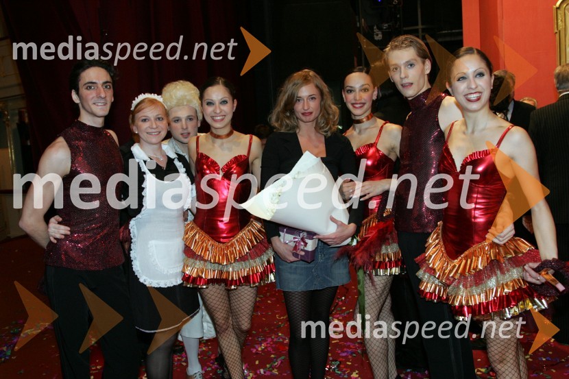 Valentina Turcu, koreografinja z nastopajočimi plesalci in plesalkamiPremiera komedije Plemeniti meščan v SNG Maribor