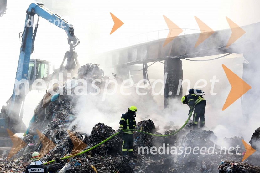 GasilciEkskluzivno: pogorišče Surovina Maribor