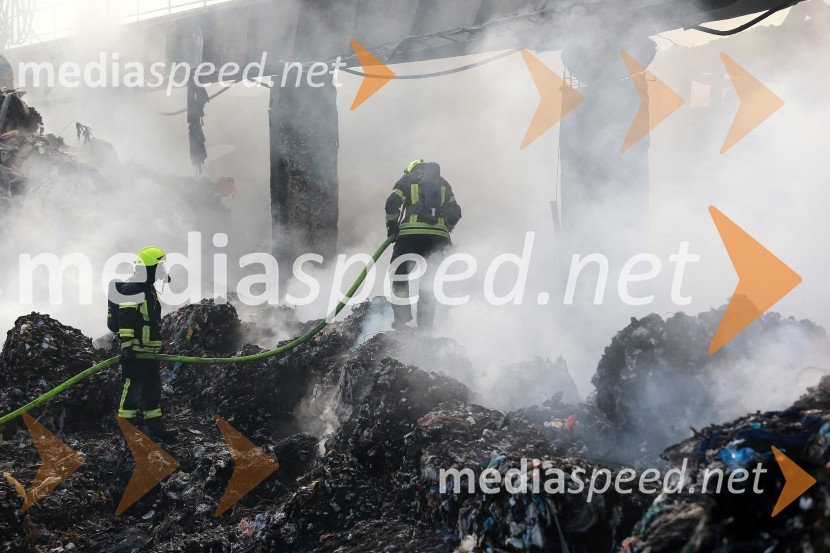 GasilciEkskluzivno: pogorišče Surovina Maribor