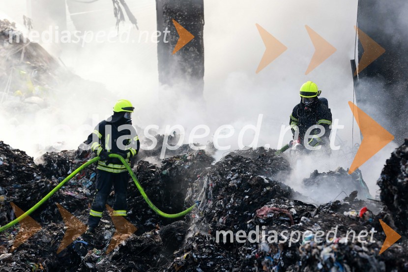 GasilciEkskluzivno: pogorišče Surovina Maribor