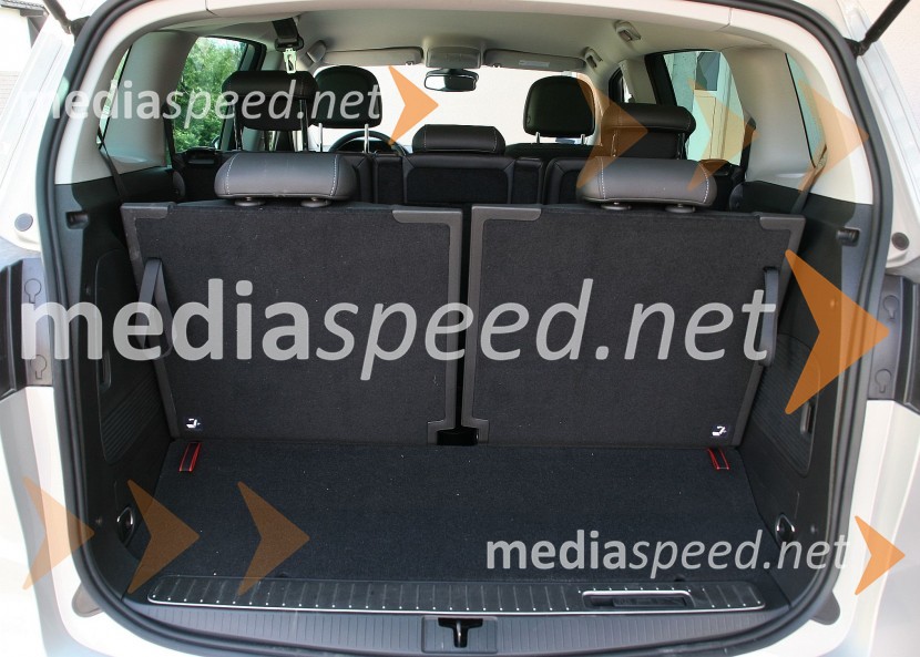 V tretji vrsti sta dva bolj kot ne zasilna sedežaOpel Zafira Tourer 2.0 CDTi Cosmo, mediaspeed test