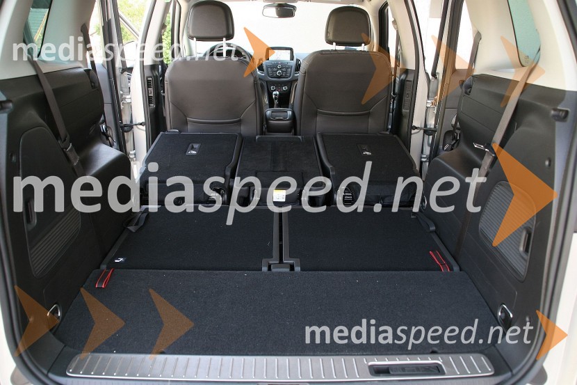 Pri konfiguraciji samo prvih dveh sedežev je prostora kot v kombijuOpel Zafira Tourer 2.0 CDTi Cosmo, mediaspeed test