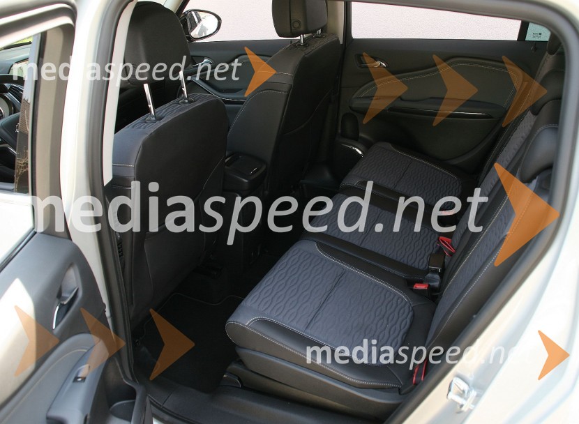 V drugi vrsti se udobno peljejo trije odrasliOpel Zafira Tourer 2.0 CDTi Cosmo, mediaspeed test