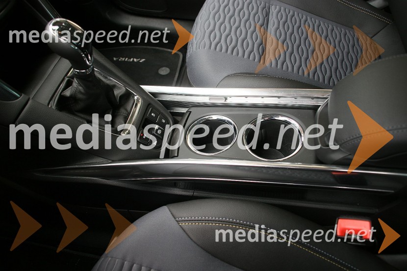 Odlagalnih prostorčkov je v izobiljuOpel Zafira Tourer 2.0 CDTi Cosmo, mediaspeed test