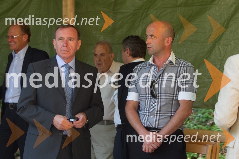 Jože Colarič, predsednik uprave Krka d.d.;  Bogdan Capuder, strokovni sodelavec, Postonjska jamaSpominska slovesnost pri Ruski kapelici 2013