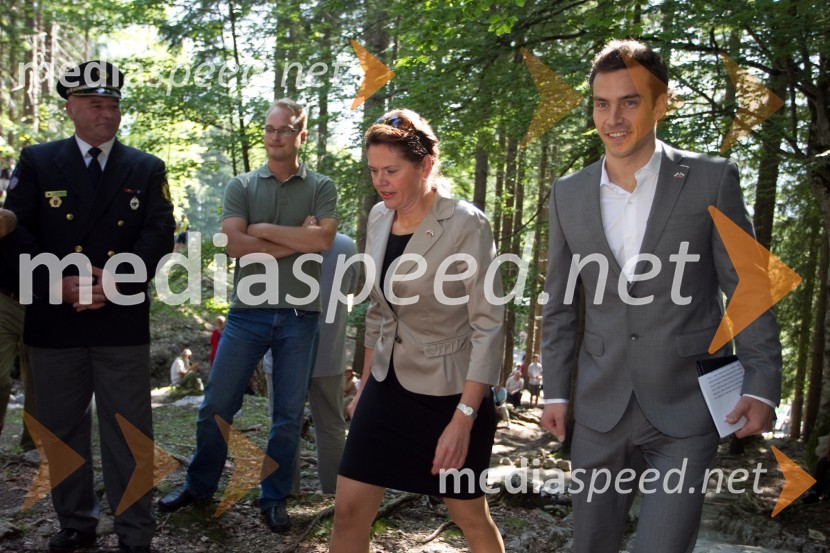 Alenka Bratušek, predsednica Vlade; Jernej Pavlič, državni sekretarSpominska slovesnost pri Ruski kapelici 2013