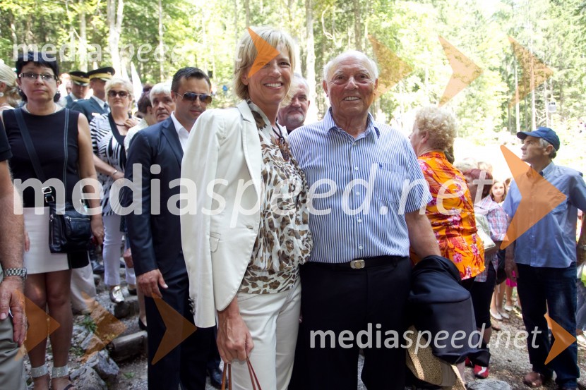 Aleša Kandus Benčina, predsednica uprave Medex;&nbsp; oče Aleš MižigojSpominska slovesnost pri Ruski kapelici 2013