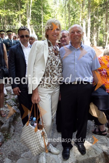 Aleša Kandus Benčina, predsednica uprave Medex;&nbsp; oče Aleš MižigojSpominska slovesnost pri Ruski kapelici 2013