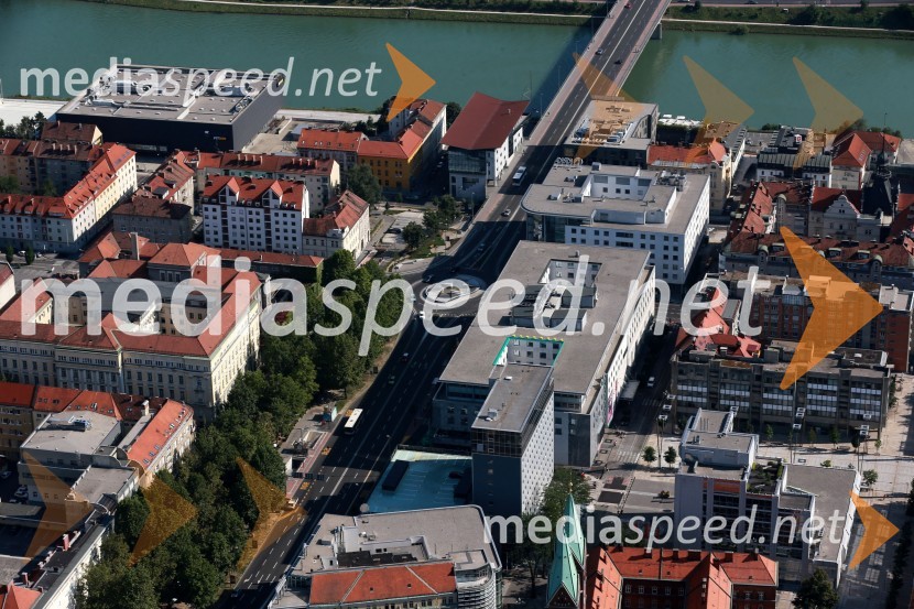 Krožišče na Titovi cesti v Mariboru in Fontana 