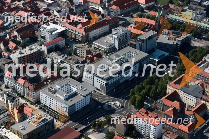 Krožišče na Titovi cesti v Mariboru in Fontana 