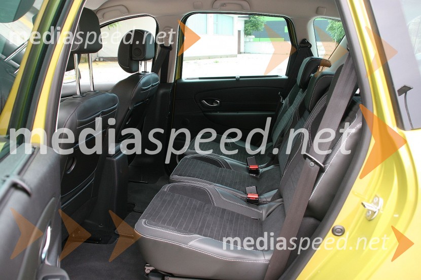 zadaj so sedeži ločeni za vsakega potnika posebajRenault Scenic Xmod bose Edition TCe 130 Energy, mediaspeed test