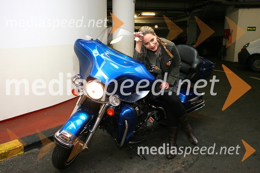 Iva Gluhak, pevka skupine Dragonfly na Harleyu Ultra Classic Electra GlideDado Topić, zmagovalec Dore 2007