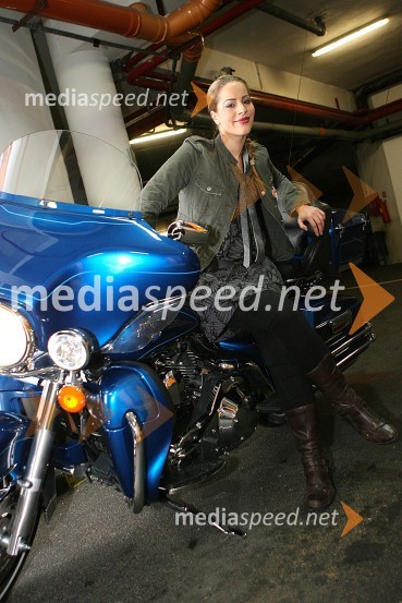 Iva Gluhak, pevka skupine Dragonfly na Harleyu Ultra Classic Electra GlideDado Topić, zmagovalec Dore 2007