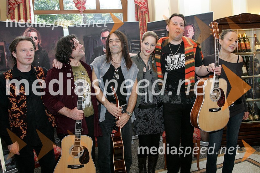 Dado Topić in skupina Dragonfly, zmagovalci Dore 2007Dado Topić, zmagovalec Dore 2007